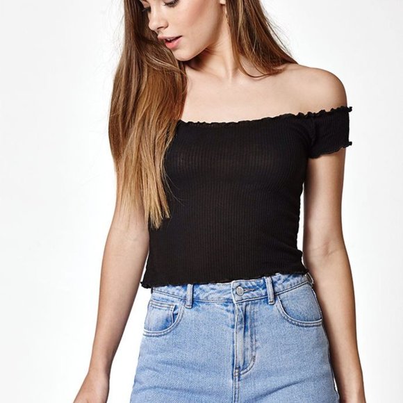 Brandy Melville Tops - Brandy Melville lettuce hem off shoulder crop top